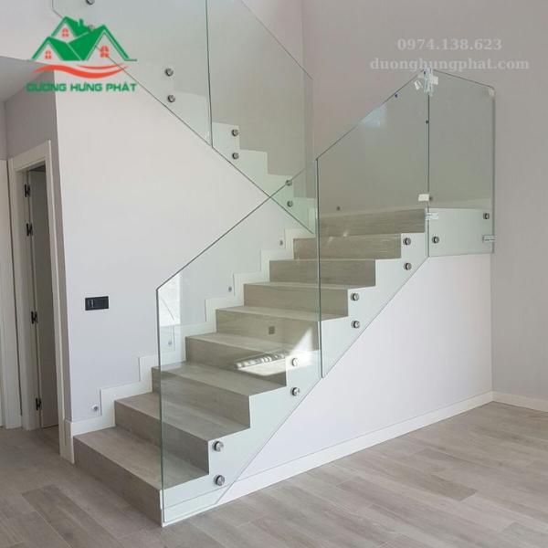 cầu thang kính cường lực